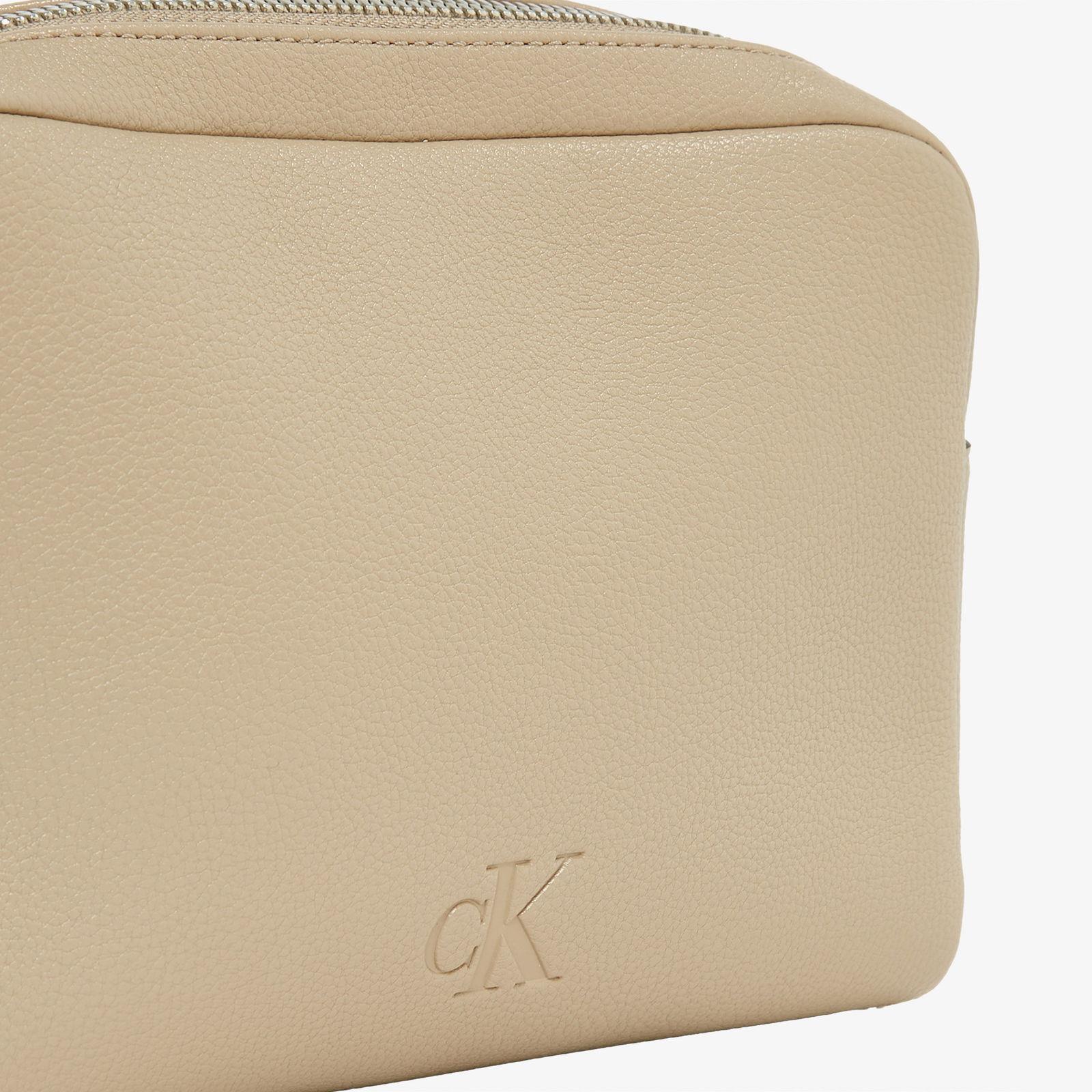 Calvin Klein Calvin Klein Kadın Fermuarlı CK Logo Kabartmalı Ayarlanabilir Omuz Askılı Bej Omuz Çantası LV04K3124G-PBF