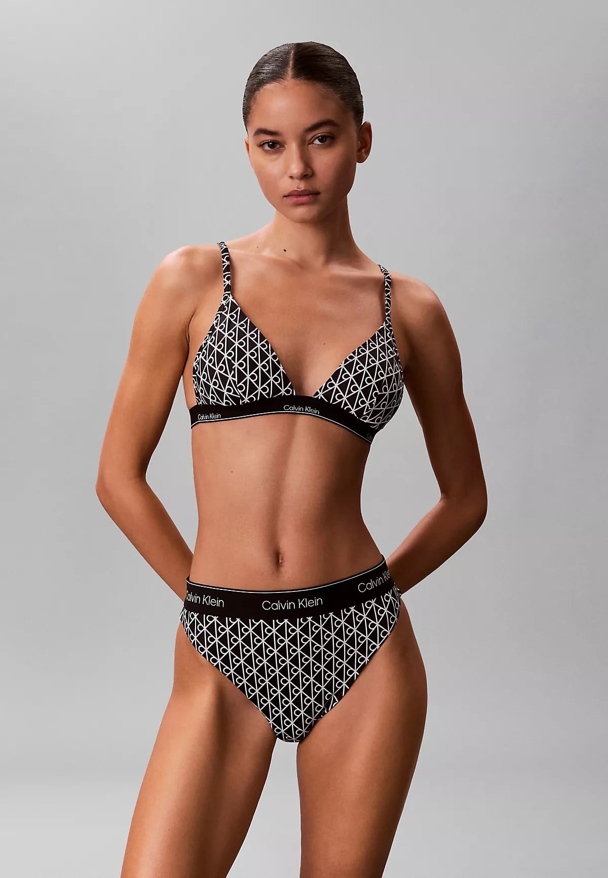 Calvin Klein Calvin Klein Kadın İp Askılı Üçgen Gögüs Altı Calvin Yazı Desenli Süngerli Siyah Bikini Üstü LV00Q61208-32N