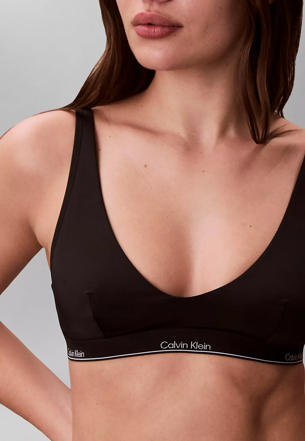 Calvin Klein Calvin Klein Kadın Kalın Askı CK Yazı Desenler Slim fit Süngerli Siyah Bikini Üstü LV00Q61207-UB1