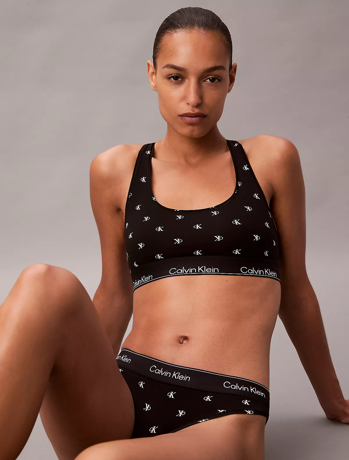 Calvin Klein Calvin Klein Kadın Kare Yaka Lastikli Dar Calvin Yazı Desenli Siyah Bralet LV00QF8493-PCS