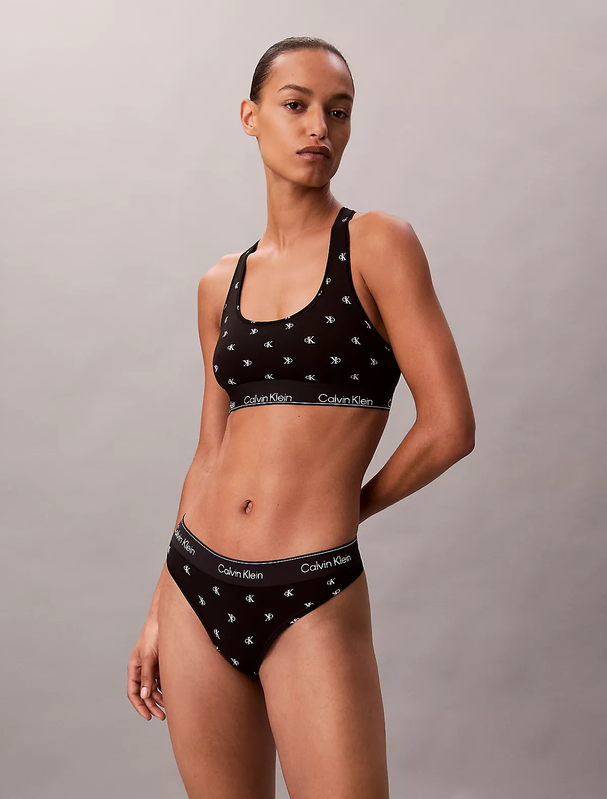 Calvin Klein Calvin Klein Kadın Kare Yaka Lastikli Dar Calvin Yazı Desenli Siyah Bralet LV00QF8493-PCS