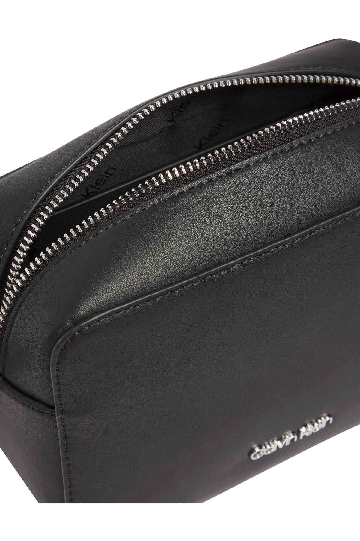 Calvin Klein Calvin Kleın Kadın Logo Ayarlanabilir Askılı Siyah Çanta K60K610293-BAX