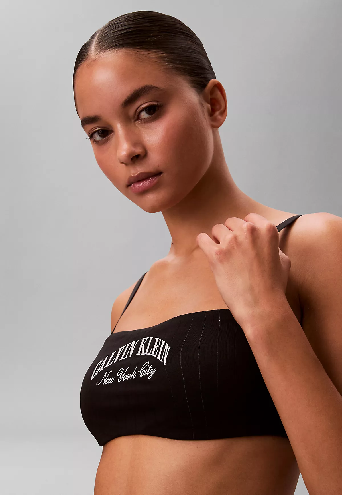 Calvin Klein Calvin Klein Kadın Logo Detaylı Straplez Yakalı Crop Siyah Sütyen LV00QF8710-UB1