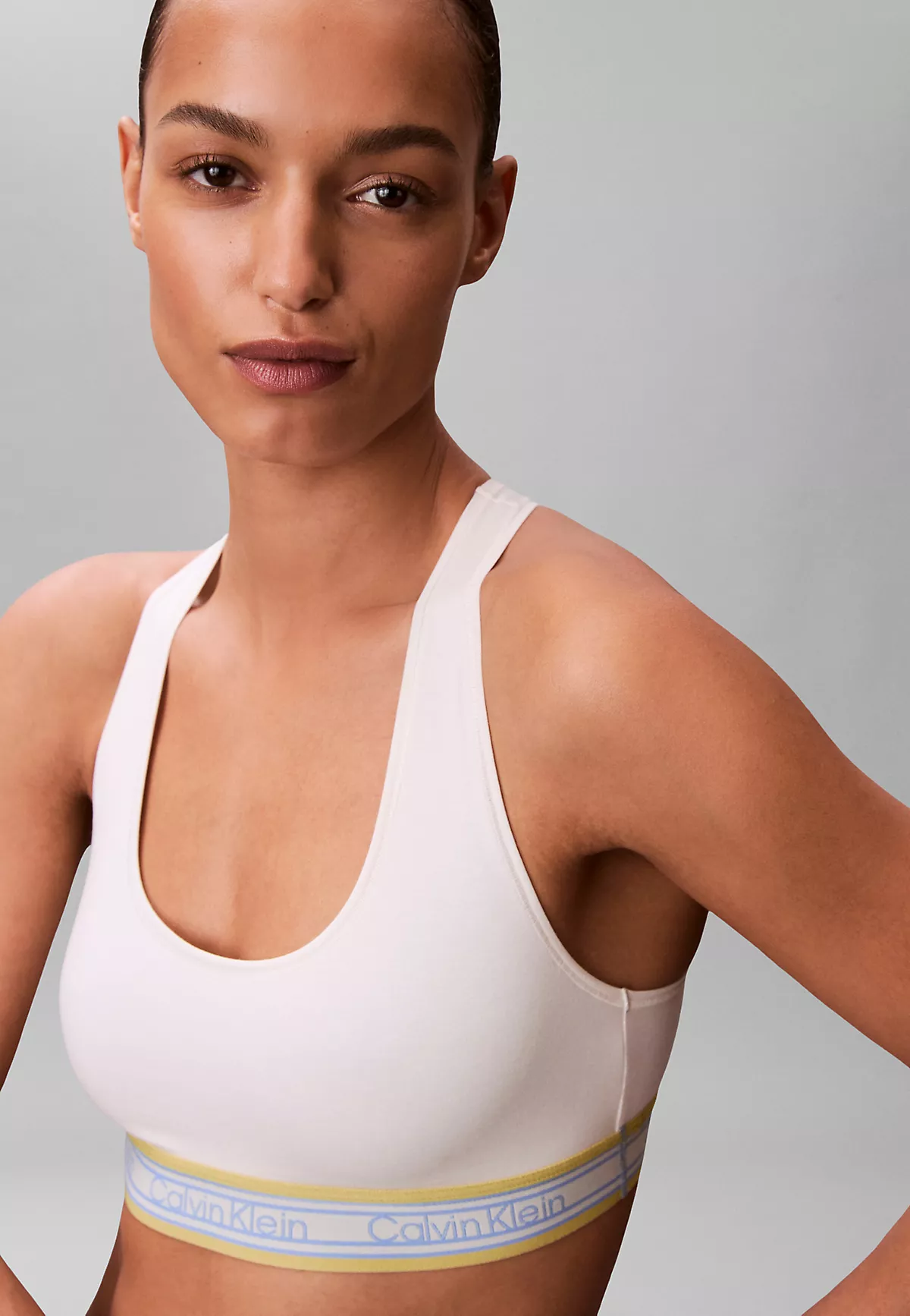 Calvin Klein Calvin Klein Kadın Logo Desenli Elastik Bel Bantlı Askılı Beyaz Büstiyer LV00QF8692-YAS