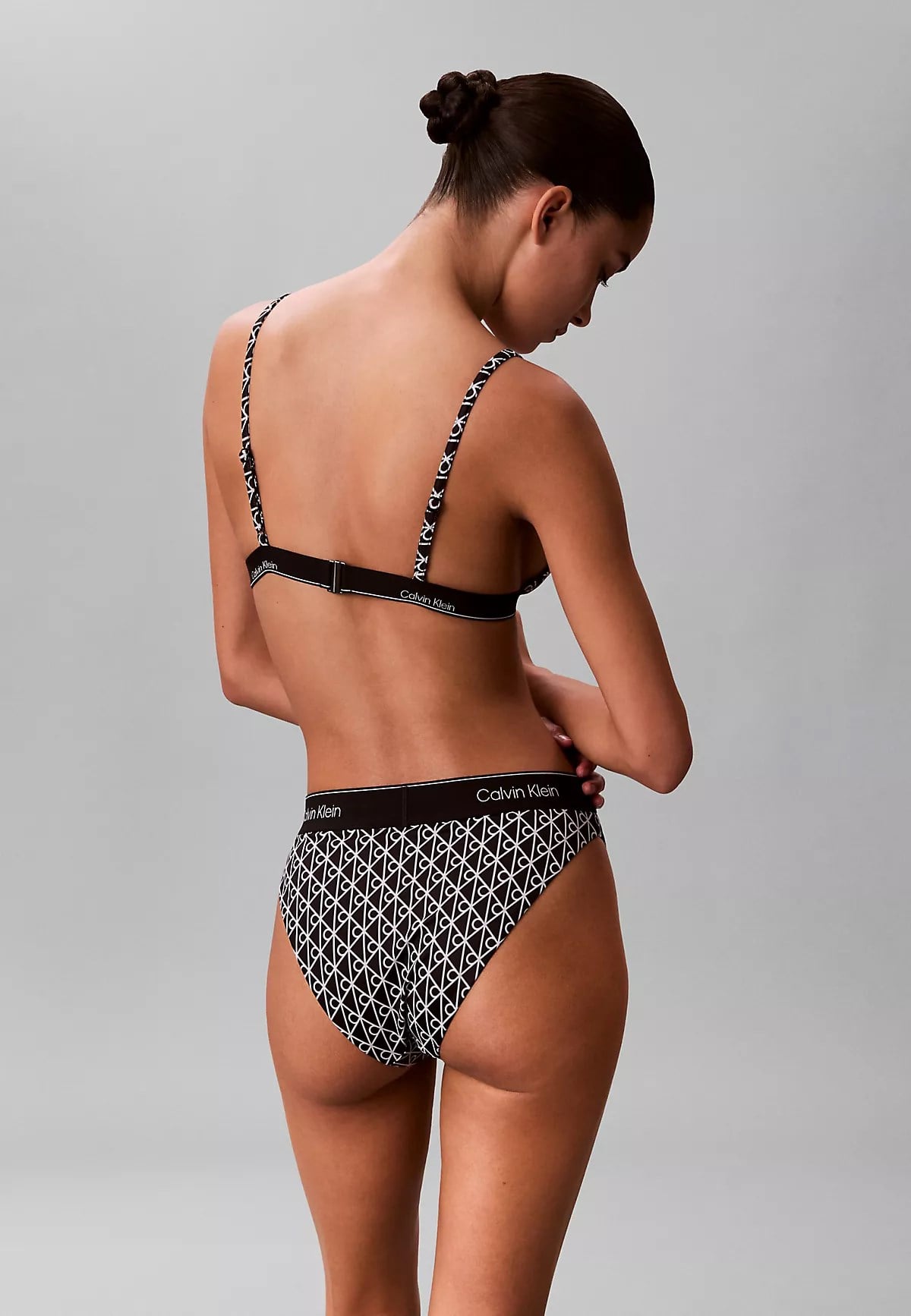 Calvin Klein Calvin Klein Kadın Logo İmzalı Elastik Bel Bantlı Brezilya Kesimi Siyah-Beyaz Bikini Altı LV00Q61131-32N