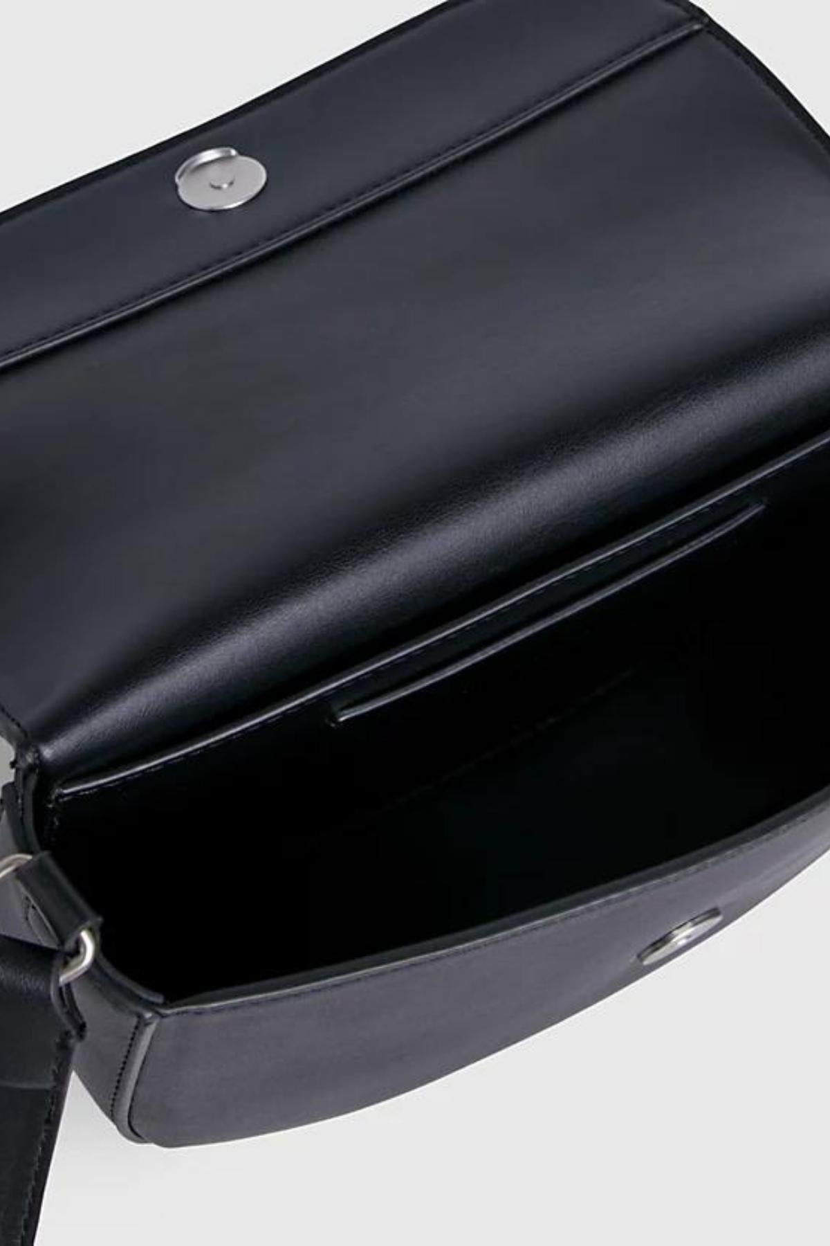 Calvin Klein Calvin Kleın Kadın Marka Logolu Deri Fermuar Kapamalı Bölmeli Siyah Omuz Çantası K60K611223-01F