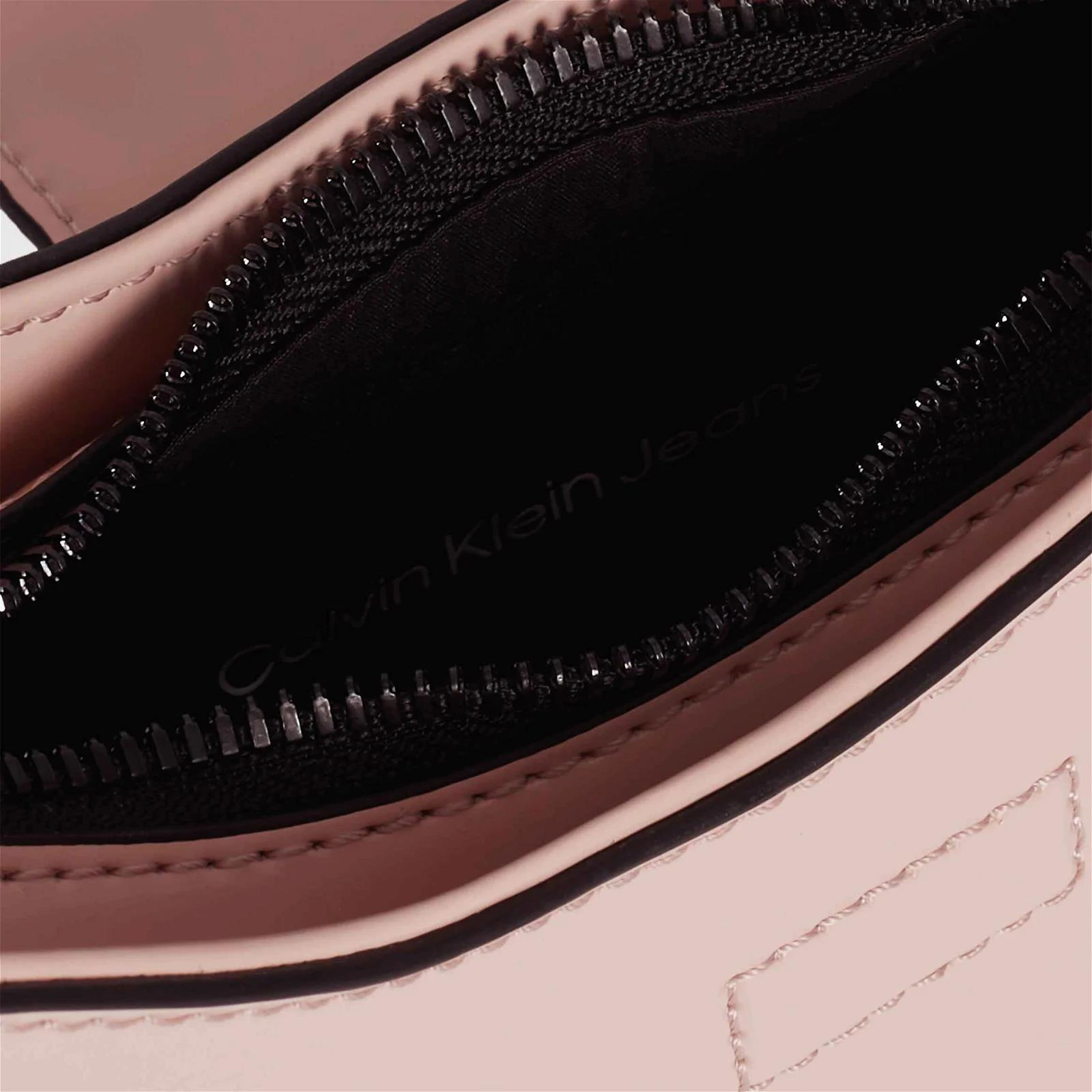 Calvin Klein Calvin Kleın Kadın Marka Logolu Ayarlanabilir Omuz Askılı Pembe Omuz Çantası K60K611474-TFT