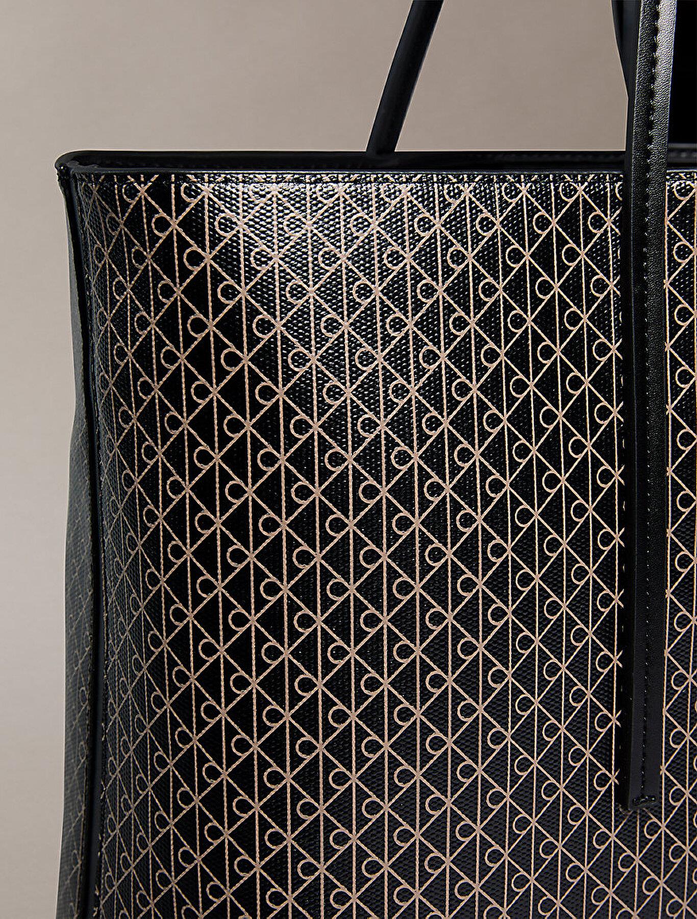 Calvin Klein Calvin Klein Kadın Monogram Logo Desenli Aksesuarlı Siyah Omuz Çantası LV04F3266G-2XA