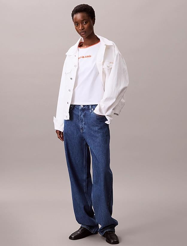 Calvin Klein Calvin Klein Kadın Normal Kalıp Pamuklu Yuvarlak Yakalı Önü Baskılı Kısa Kollu Beyaz T-Shirt LV047C821G-YAA