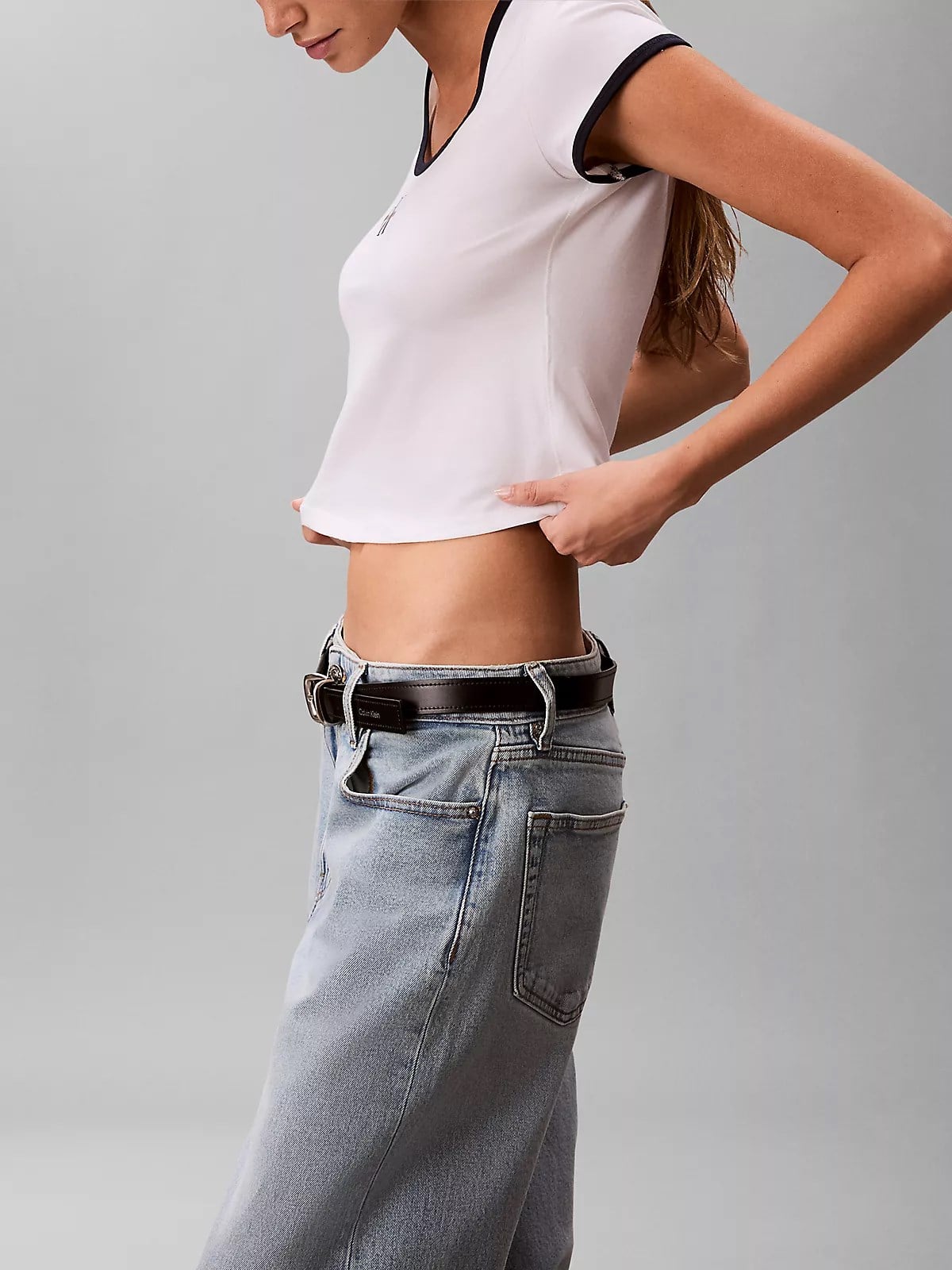 Calvin Klein Calvin Klein Kadın Normal Kalıp Yuvarlak Yakalı Logo Detaylı Kısa Kollu Crop Beyaz T-Shirt LV047G220G-YAF