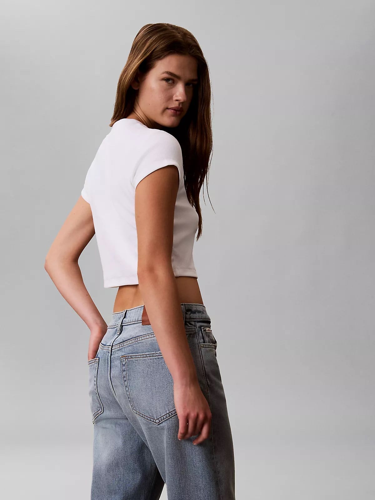 Calvin Klein Calvin Klein Kadın Normal Kalıp Logo Baskılı Yuvarlak Yakalı Pamuklu Kısa Kollu Crop Beyaz T-Shirt LV047G828G-YAF
