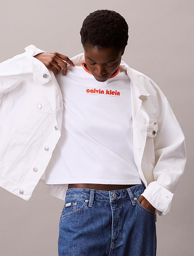 Calvin Klein Calvin Klein Kadın Normal Kalıp Pamuklu Yuvarlak Yakalı Önü Baskılı Kısa Kollu Beyaz T-Shirt LV047C821G-YAA