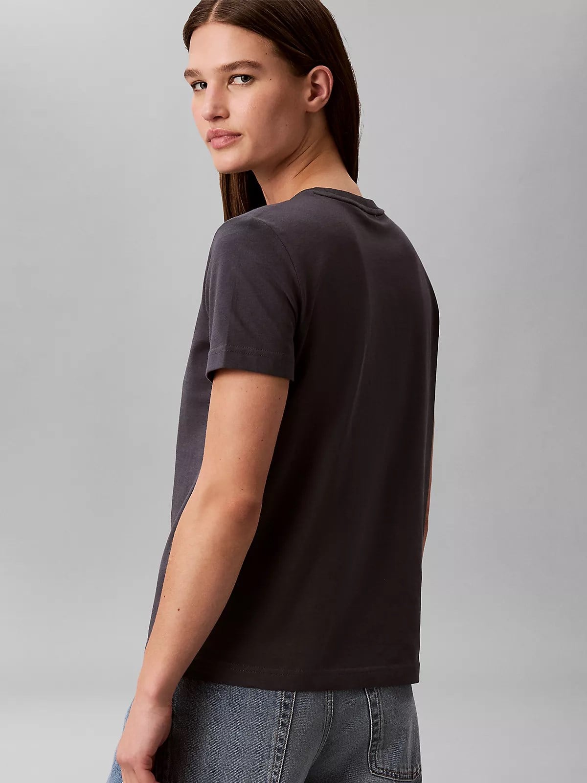 Calvin Klein Calvin Klein Kadın Normal Kesim Pamuklu Yuvarlak Yakalı Kısa Kollu Koyu Gri T-Shirt LV047B224G-4XN