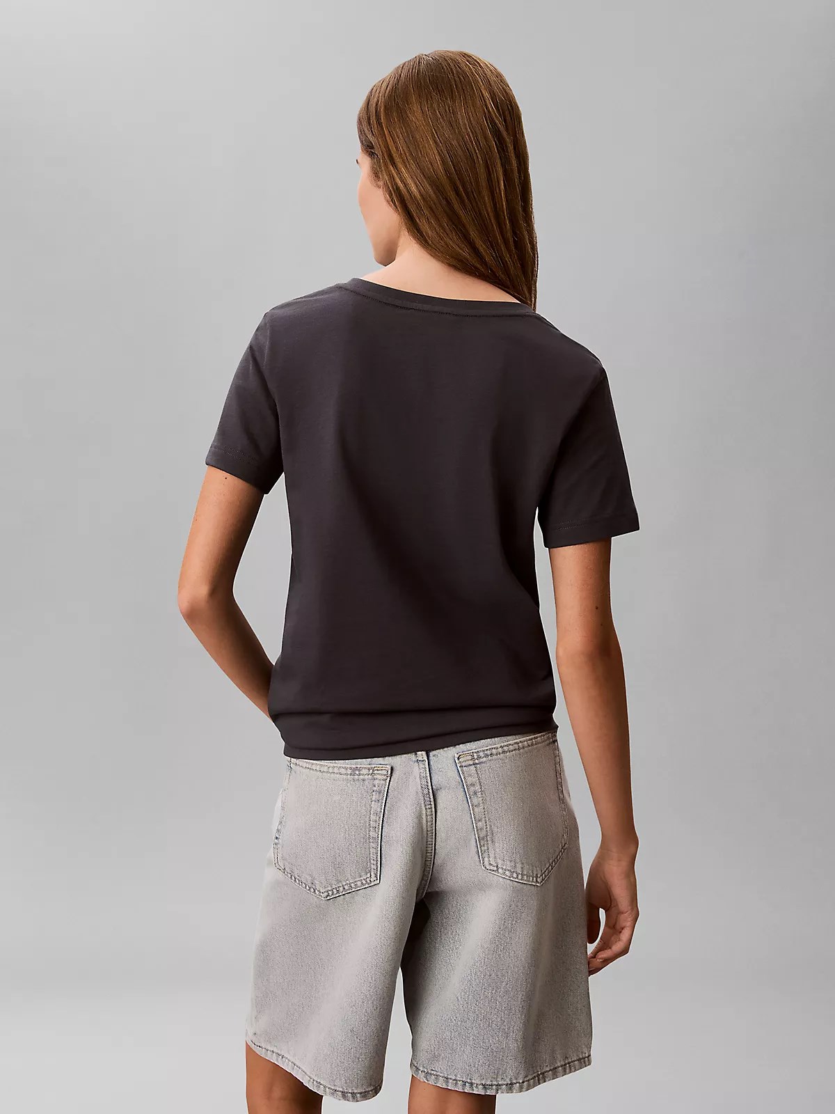 Calvin Klein Calvin Klein Kadın Normal Kalıp %100 Pamuklu V Yaka Kısa Kollu Koyu Gri T-Shirt LV047B205G-4XN
