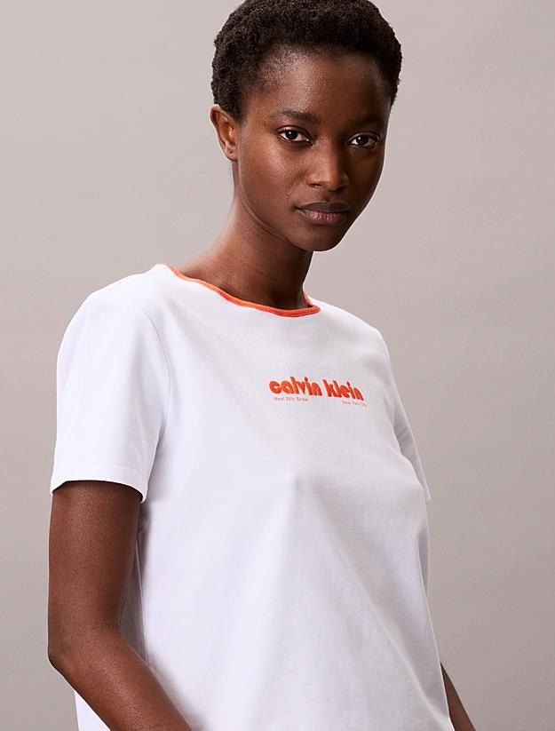Calvin Klein Calvin Klein Kadın Normal Kalıp Pamuklu Yuvarlak Yakalı Önü Baskılı Kısa Kollu Beyaz T-Shirt LV047C821G-YAA