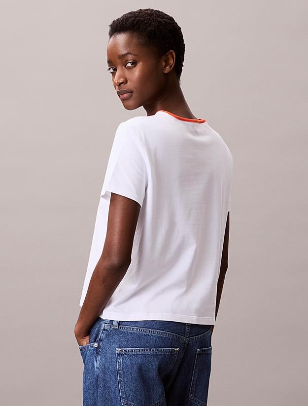 Calvin Klein Calvin Klein Kadın Normal Kalıp Pamuklu Yuvarlak Yakalı Önü Baskılı Kısa Kollu Beyaz T-Shirt LV047C821G-YAA
