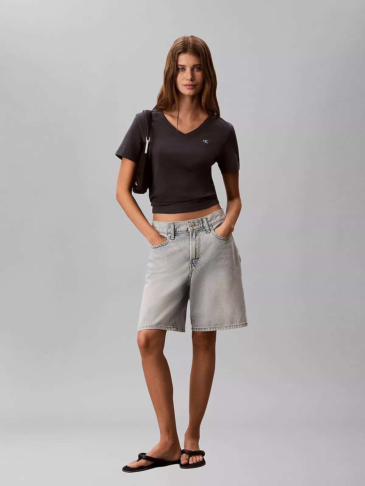Calvin Klein Calvin Klein Kadın Normal Kalıp %100 Pamuklu V Yaka Kısa Kollu Koyu Gri T-Shirt LV047B205G-4XN