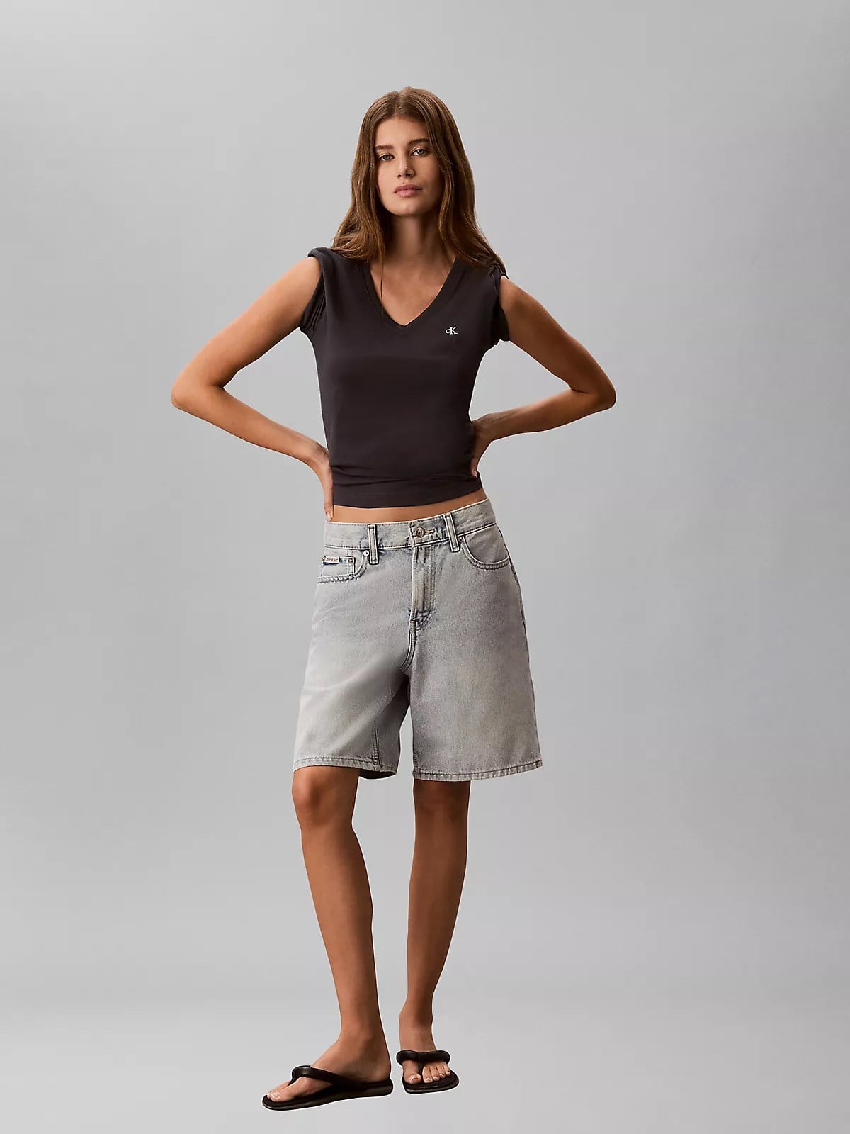 Calvin Klein Calvin Klein Kadın Normal Kalıp %100 Pamuklu V Yaka Kısa Kollu Koyu Gri T-Shirt LV047B205G-4XN