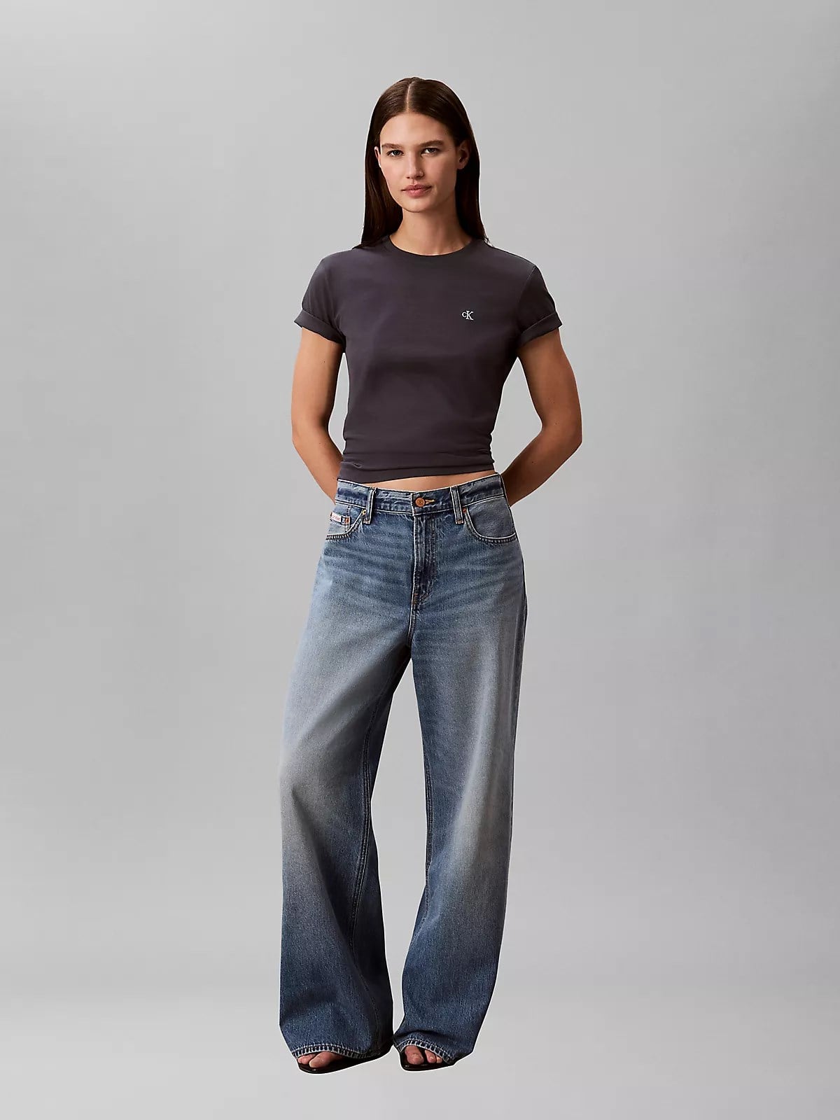 Calvin Klein Calvin Klein Kadın Normal Kesim Pamuklu Yuvarlak Yakalı Kısa Kollu Koyu Gri T-Shirt LV047B224G-4XN