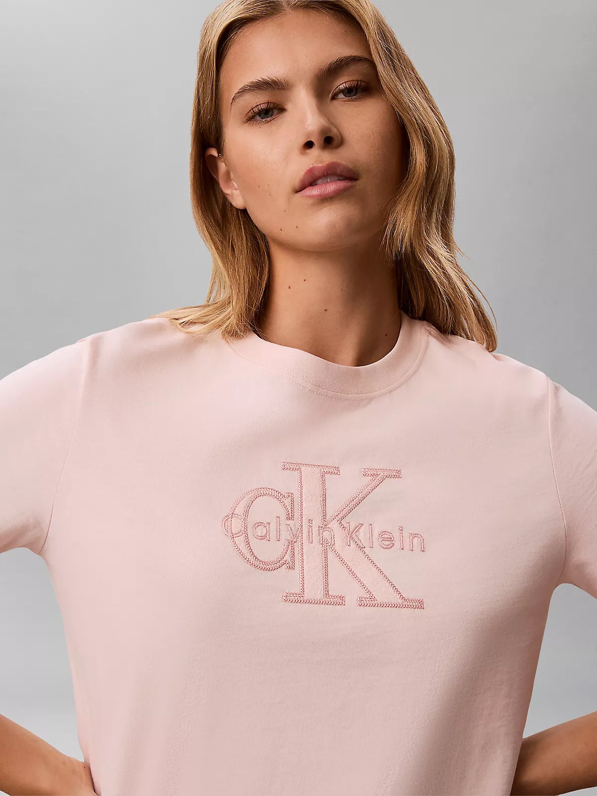 Calvin Klein Calvin Klein Kadın Normal Kesim Logo İşlemeli Pamuklu Yuvarlak Yakalı Kısa Kollu Pembe T-Shirt LV047G829G-VG3