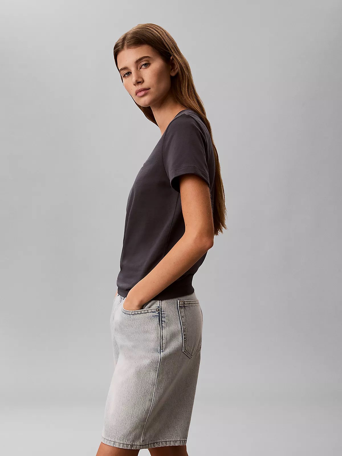 Calvin Klein Calvin Klein Kadın Normal Kalıp %100 Pamuklu V Yaka Kısa Kollu Koyu Gri T-Shirt LV047B205G-4XN