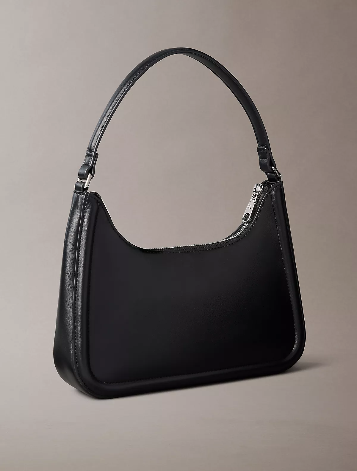 Calvin Klein Calvin Klein Kadın Parlak CK Logolu Kısa Askılı Siyah Omuz Çantası LV04F3230G-3L2
