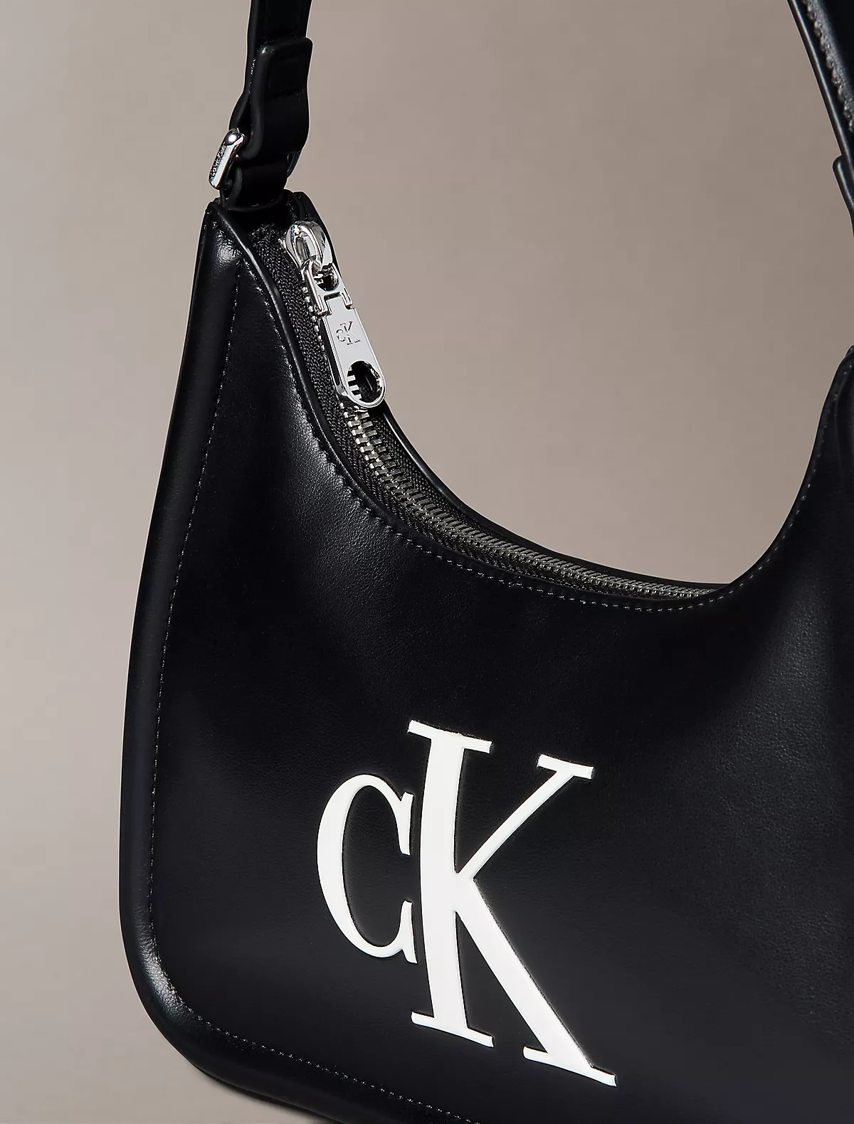 Calvin Klein Calvin Klein Kadın Parlak CK Logolu Kısa Askılı Siyah Omuz Çantası LV04F3230G-3L2