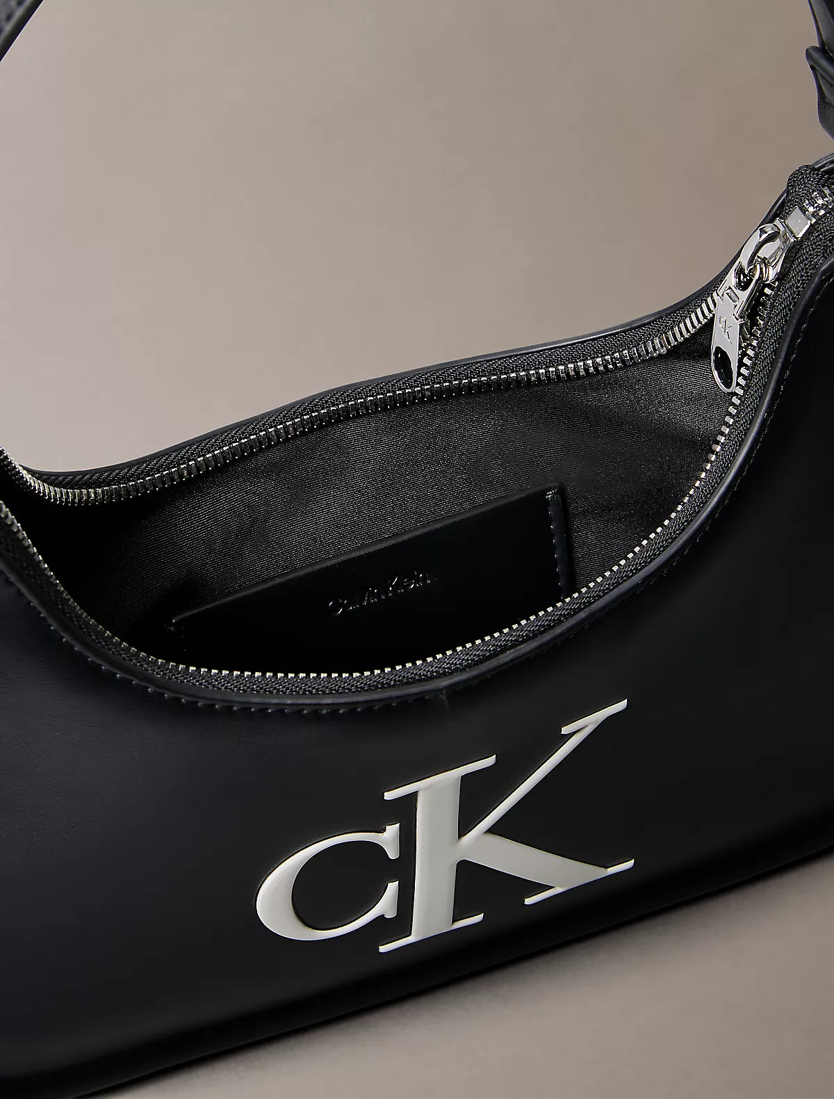 Calvin Klein Calvin Klein Kadın Parlak CK Logolu Kısa Askılı Siyah Omuz Çantası LV04F3230G-3L2
