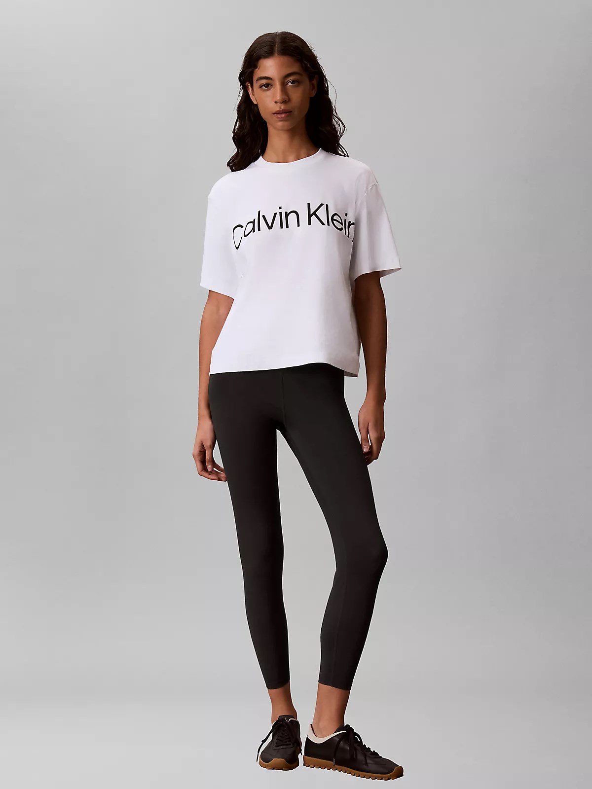 Calvin Klein Calvin Klein Kadın Rahat Kalıp Logo Baskılı Yuvarlak Yakalı Kısa Kollu Beyaz T-Shirt LV047G839G-YAF