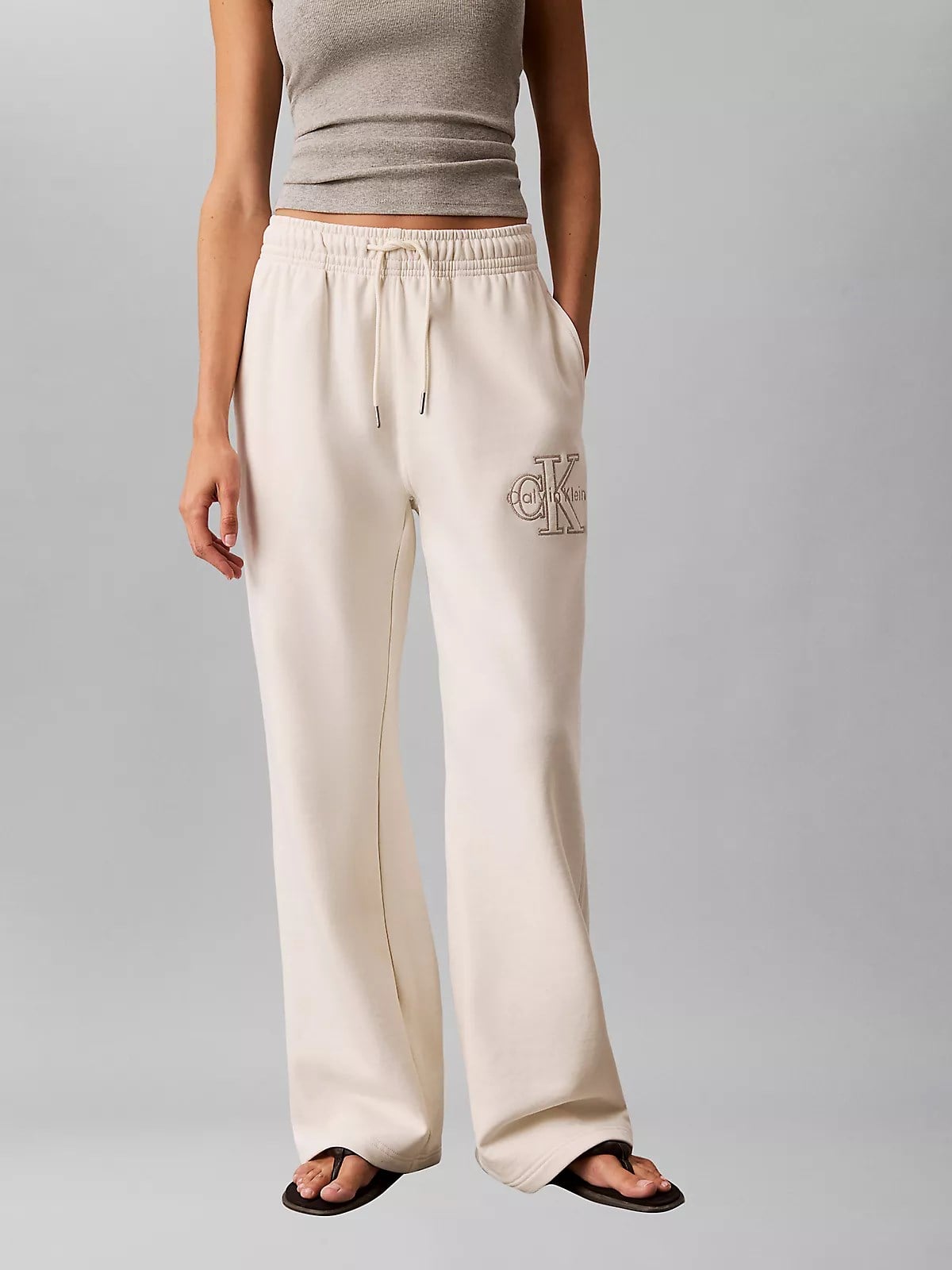 Calvin Klein Calvin Klein Kadın Rahat Kesim CK Logo İşlemeli Geniş Paça Ekru Eşofman Altı LV047G822G-YAS