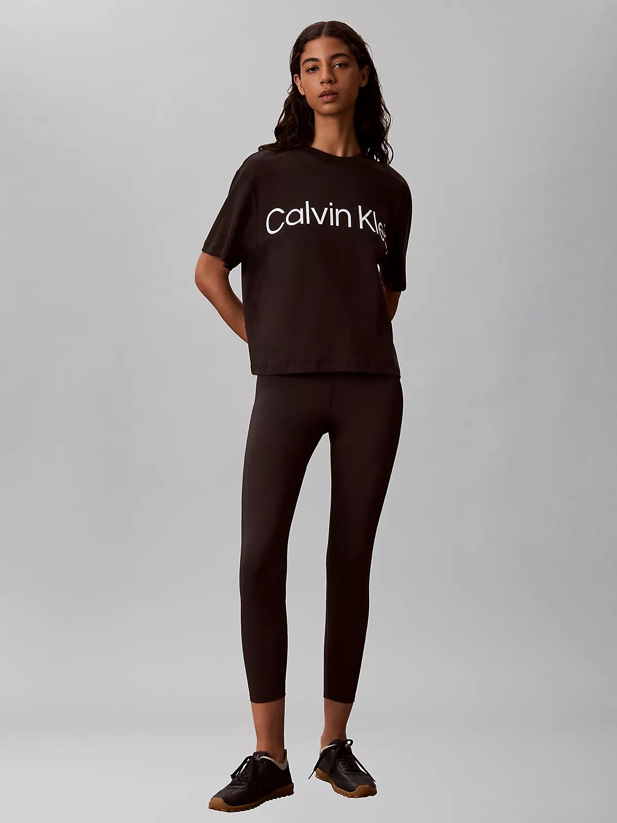 Calvin Klein Calvin Klein Kadın Rahat Kalıp Logo Baskılı Yuvarlak Yakalı Kısa Kollu Siyah T-Shirt LV047G839G-UB1