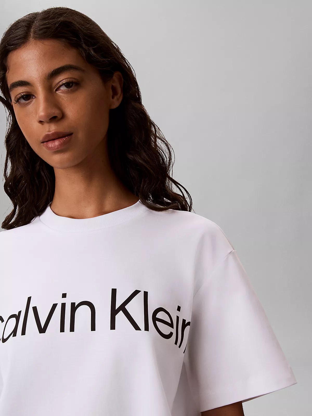 Calvin Klein Calvin Klein Kadın Rahat Kalıp Logo Baskılı Yuvarlak Yakalı Kısa Kollu Beyaz T-Shirt LV047G839G-YAF