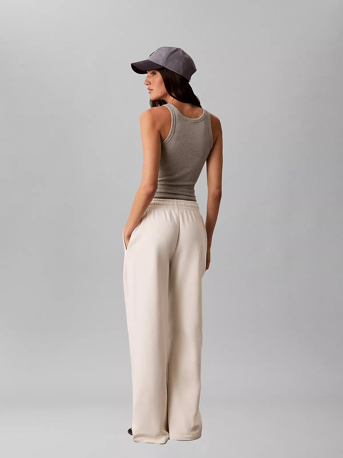 Calvin Klein Calvin Klein Kadın Rahat Kesim CK Logo İşlemeli Geniş Paça Ekru Eşofman Altı LV047G822G-YAS