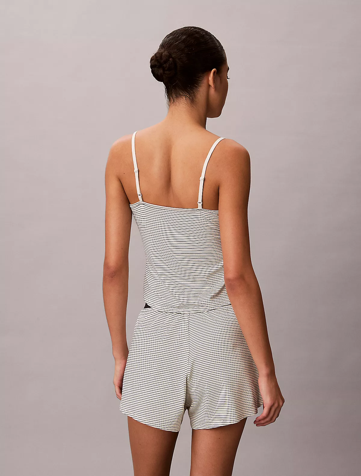 Calvin Klein Calvin Klein Kadın Rahat Kalıp Beli Lastikli Kısa Ekru Şort LV00QS7614-58V