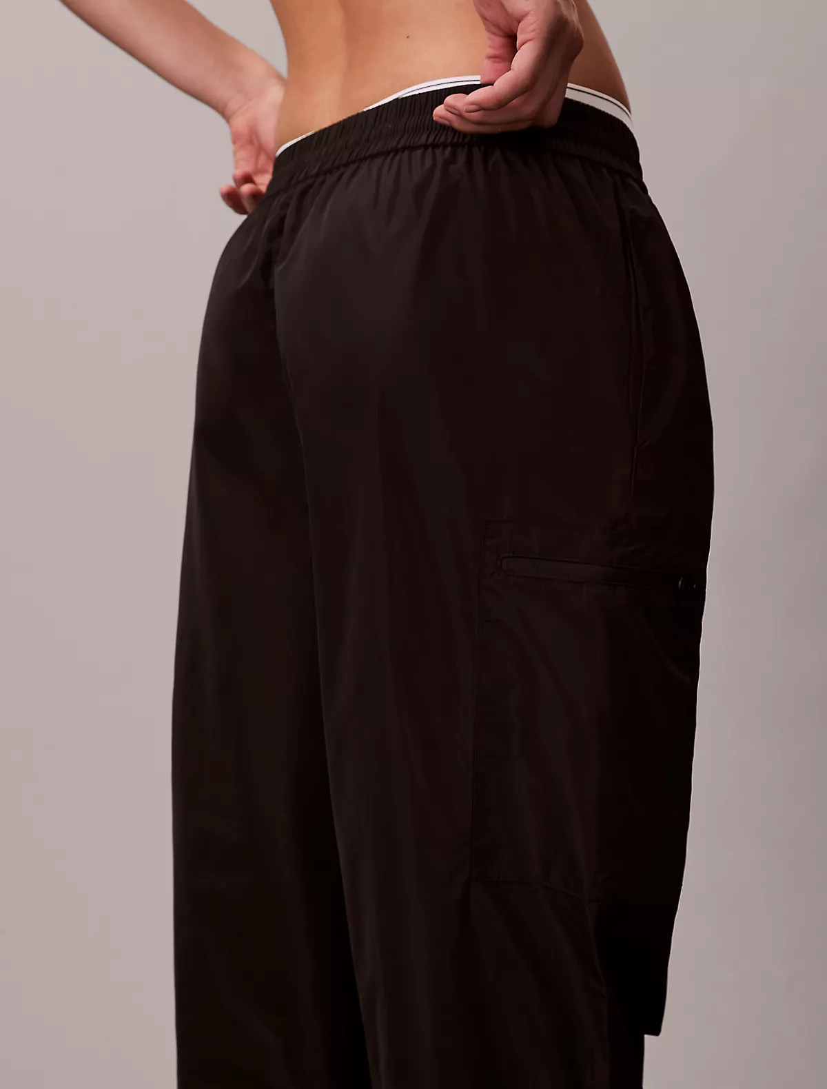Calvin Klein Calvin Klein Kadın Rahat Kesim Yüksek Bel Geniş ve Fermuarlı Paçalı Siyah Pantolon LV044E662G-UB1
