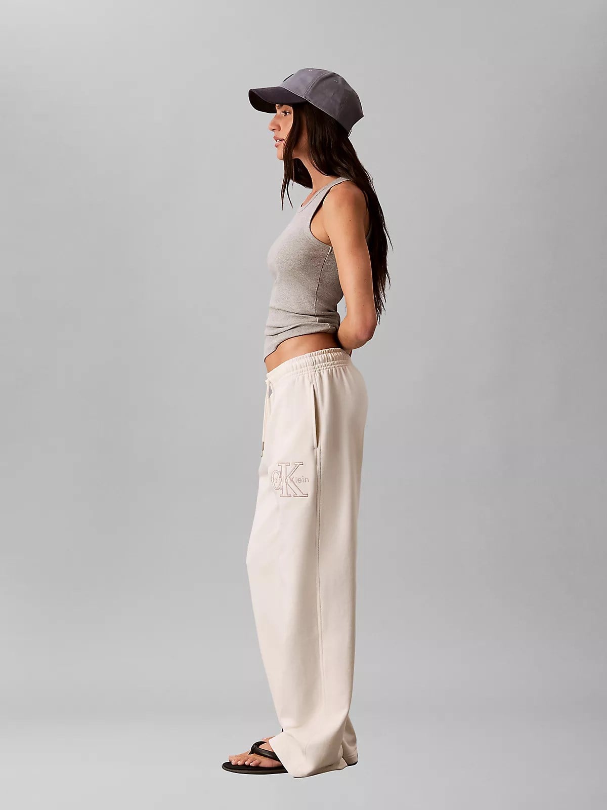 Calvin Klein Calvin Klein Kadın Rahat Kesim CK Logo İşlemeli Geniş Paça Ekru Eşofman Altı LV047G822G-YAS