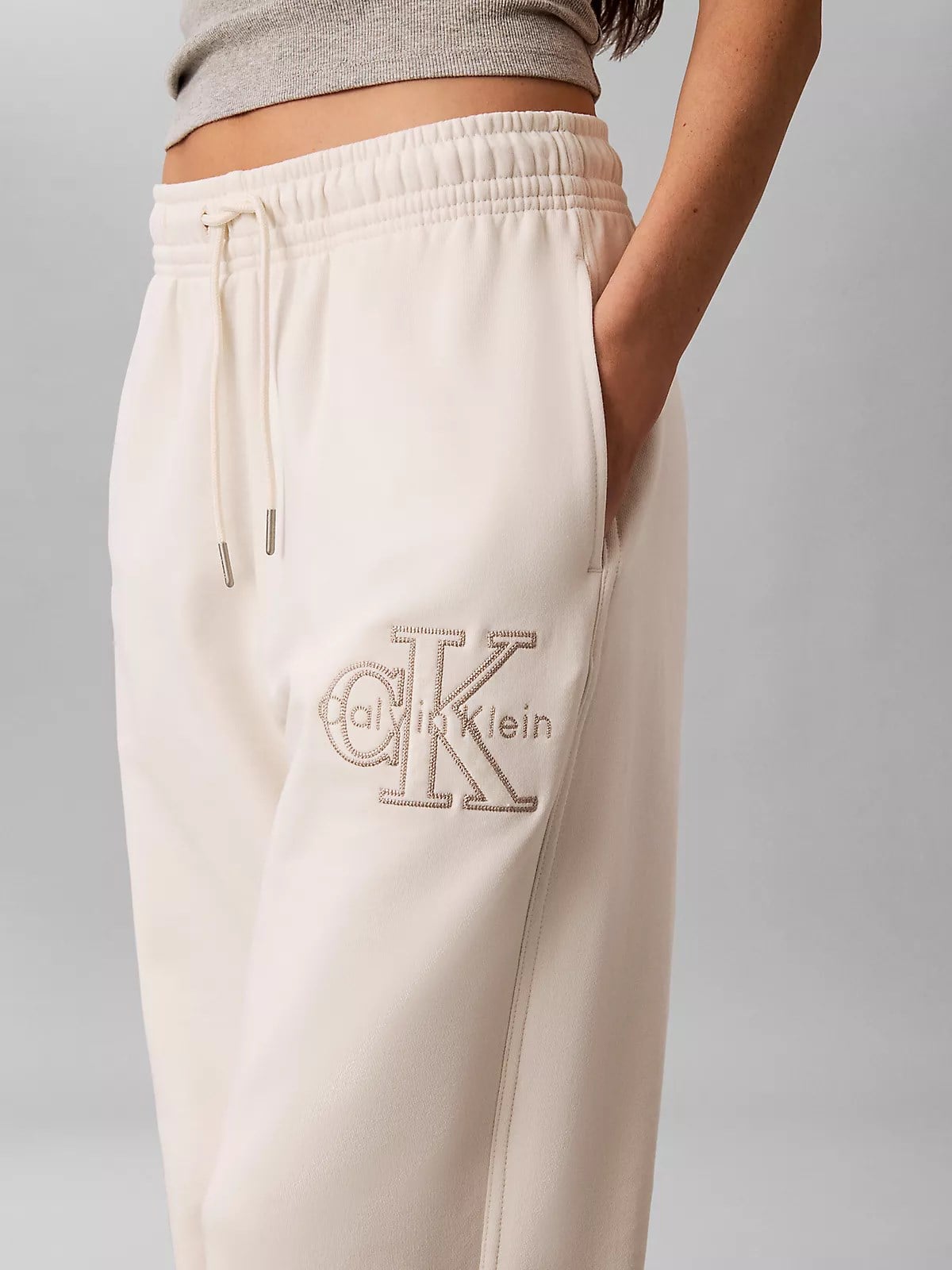 Calvin Klein Calvin Klein Kadın Rahat Kesim CK Logo İşlemeli Geniş Paça Ekru Eşofman Altı LV047G822G-YAS