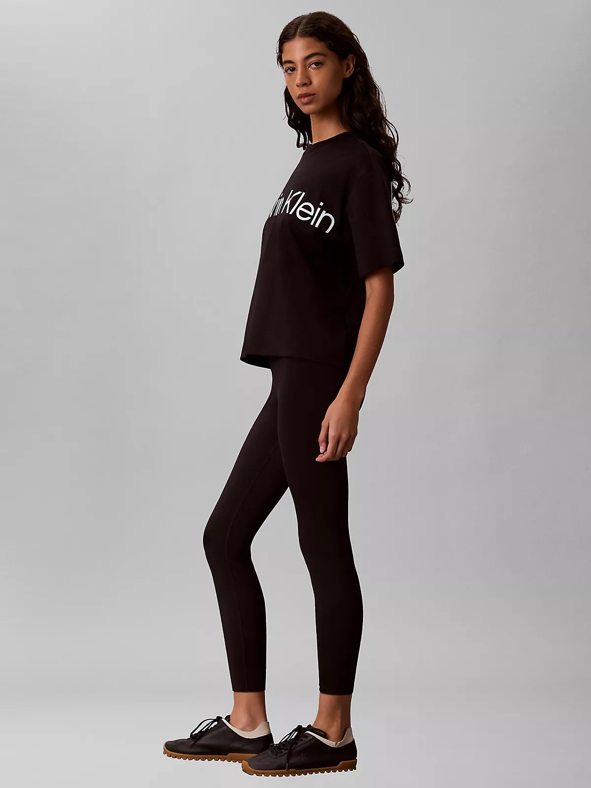 Calvin Klein Calvin Klein Kadın Rahat Kalıp Logo Baskılı Yuvarlak Yakalı Kısa Kollu Siyah T-Shirt LV047G839G-UB1
