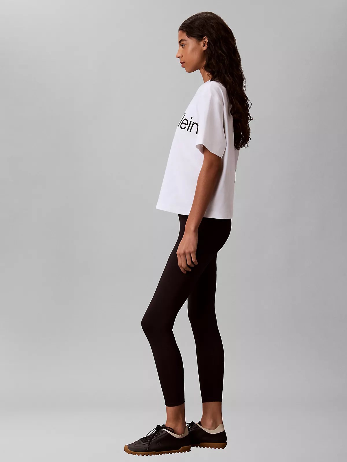 Calvin Klein Calvin Klein Kadın Rahat Kalıp Logo Baskılı Yuvarlak Yakalı Kısa Kollu Beyaz T-Shirt LV047G839G-YAF