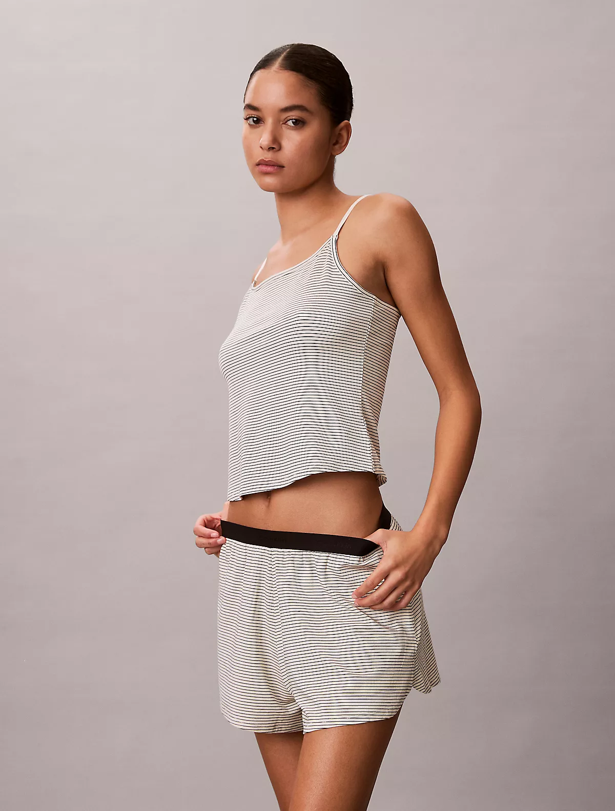 Calvin Klein Calvin Klein Kadın Rahat Kalıp Beli Lastikli Kısa Ekru Şort LV00QS7614-58V