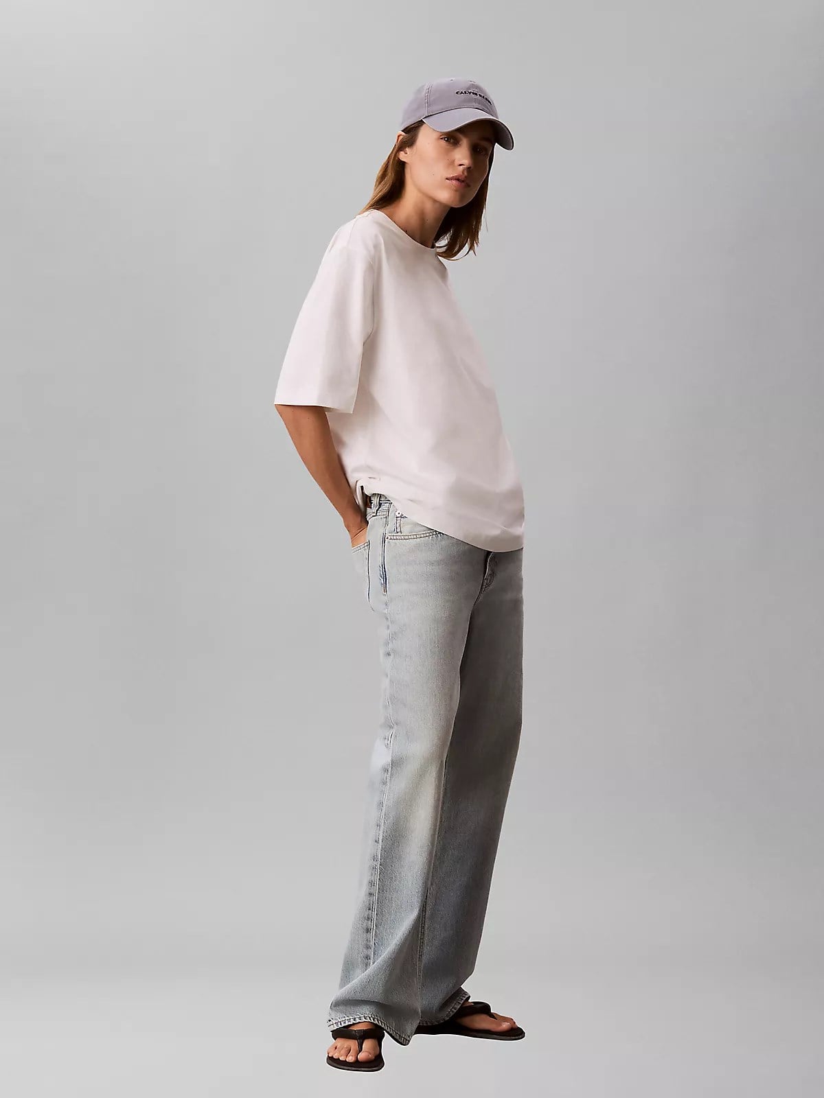 Calvin Klein Calvin Klein Kadın Rakat Kesim Yuvarlak Yakalı Pamuklu Kısa Kollu Beyaz T-Shirt LV047C206G-YAF