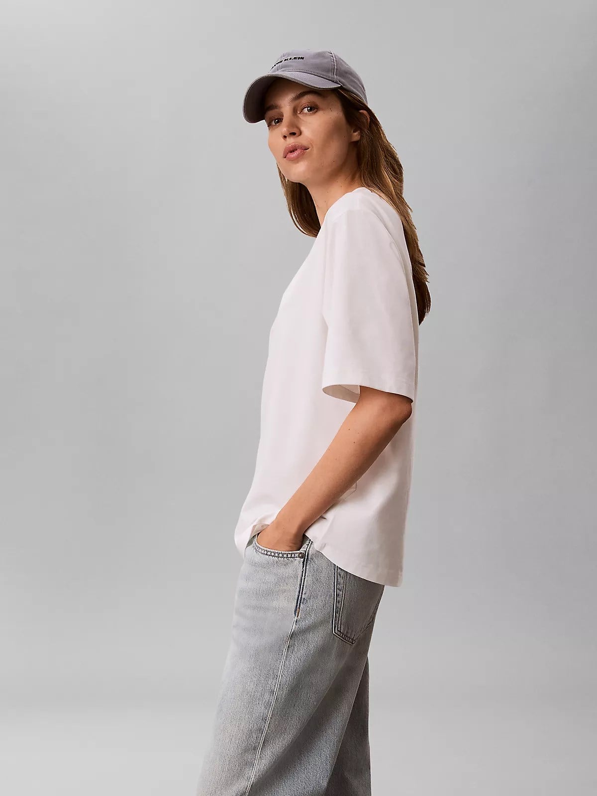 Calvin Klein Calvin Klein Kadın Rakat Kesim Yuvarlak Yakalı Pamuklu Kısa Kollu Beyaz T-Shirt LV047C206G-YAF