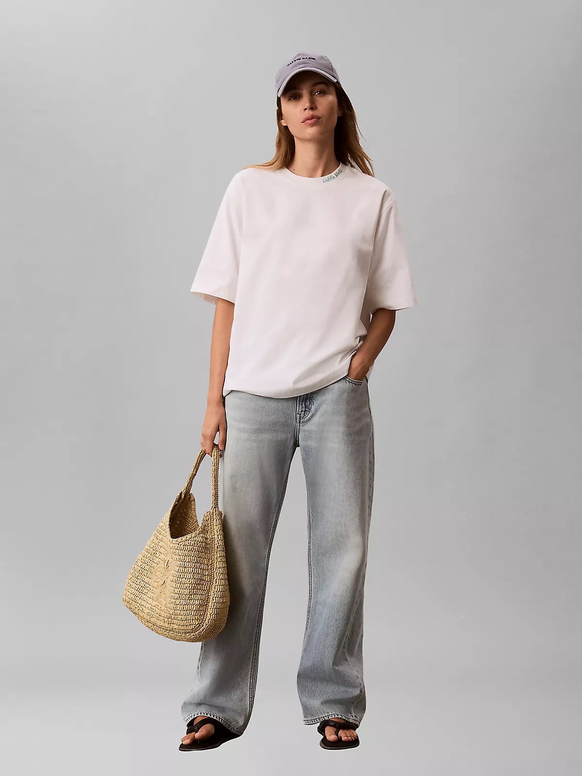 Calvin Klein Calvin Klein Kadın Rakat Kesim Yuvarlak Yakalı Pamuklu Kısa Kollu Beyaz T-Shirt LV047C206G-YAF
