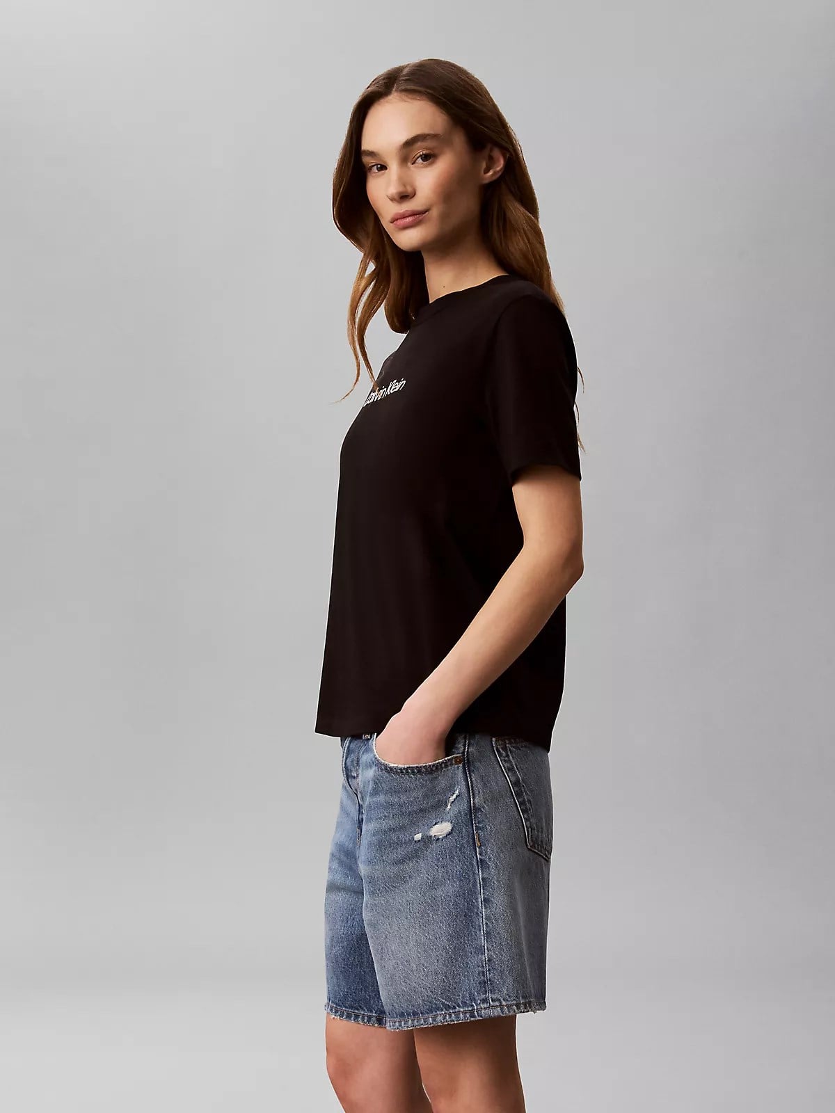 Calvin Klein Calvin Klein Kadın Regular Fit Yuvarlak Yakalı Logo Baskılı Kısa Kollu Crop Siyah T-Shirt LV044G801G-UB1