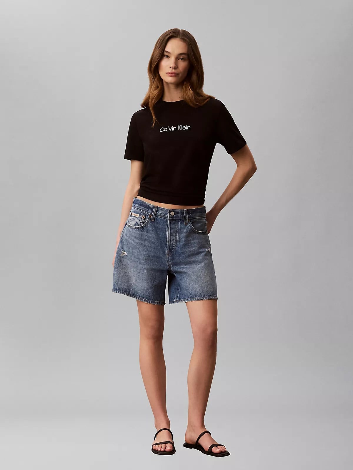 Calvin Klein Calvin Klein Kadın Regular Fit Yuvarlak Yakalı Logo Baskılı Kısa Kollu Crop Siyah T-Shirt LV044G801G-UB1