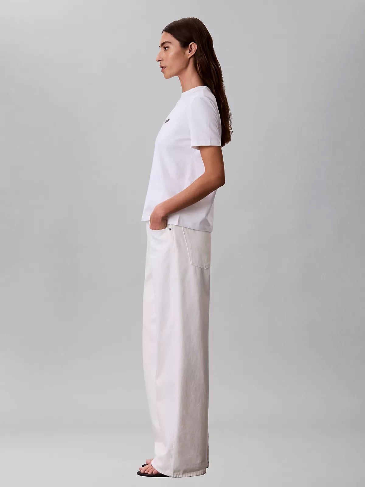 Calvin Klein Calvin Klein Kadın Regular Fit Yuvarlak Yakalı Logo Baskılı Kısa Kollu Crop Beyaz T-Shirt LV044G801G-YAF