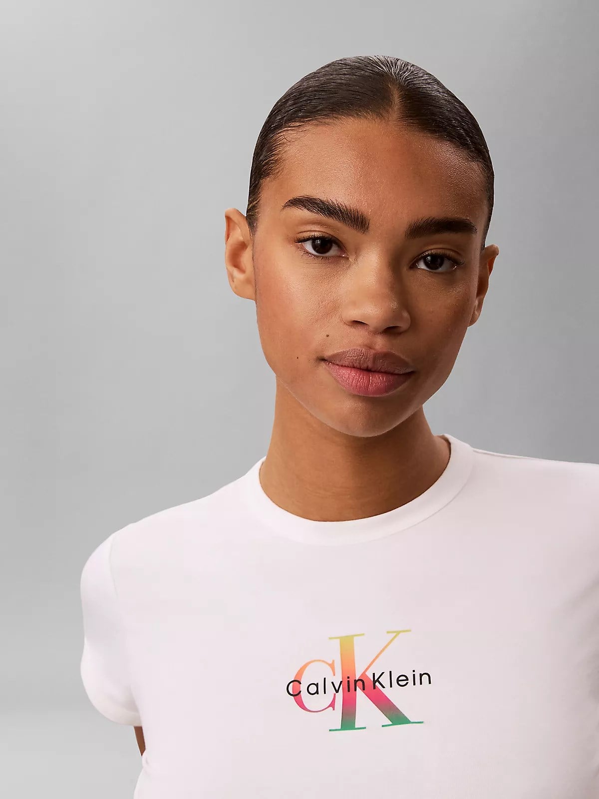 Calvin Klein Calvin Klein Kadın Slim Fit Yuvarlak Yakalı Pamuklu CK Logo Baskılı Kısa Kollu Beyaz T-Shirt LV047G832G-YAF