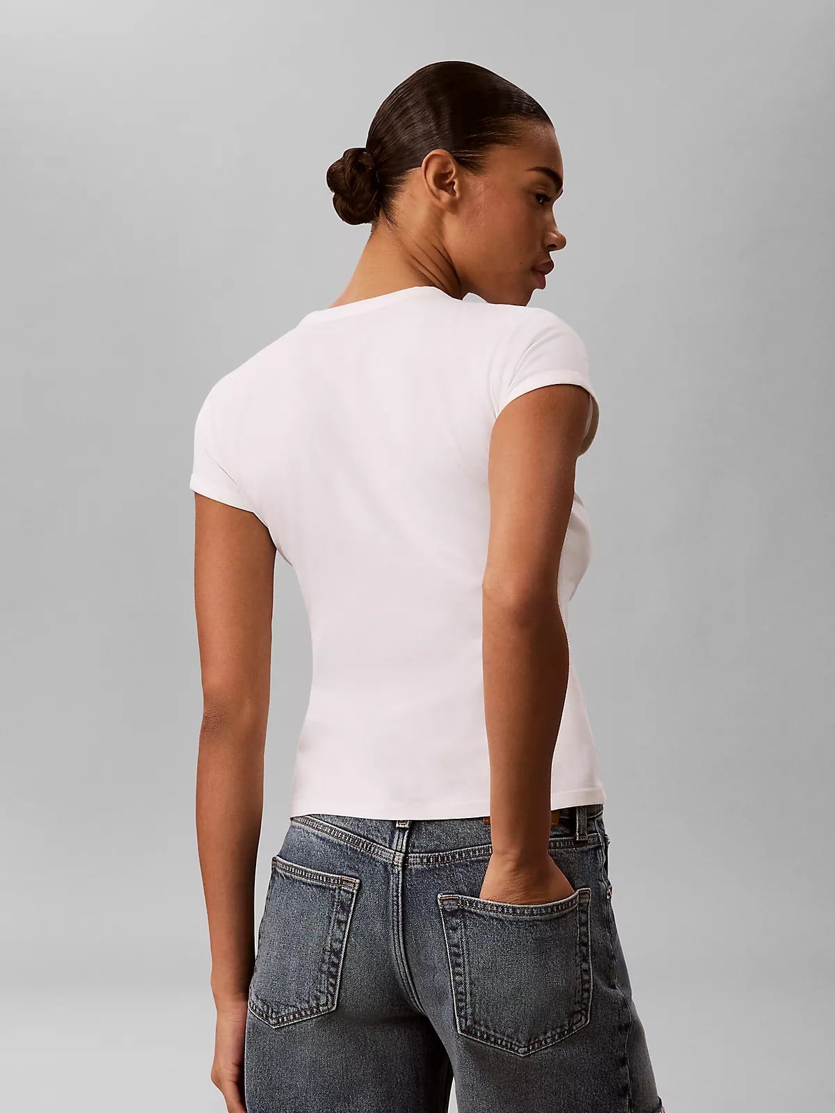 Calvin Klein Calvin Klein Kadın Slim Fit Yuvarlak Yakalı Pamuklu CK Logo Baskılı Kısa Kollu Beyaz T-Shirt LV047G832G-YAF