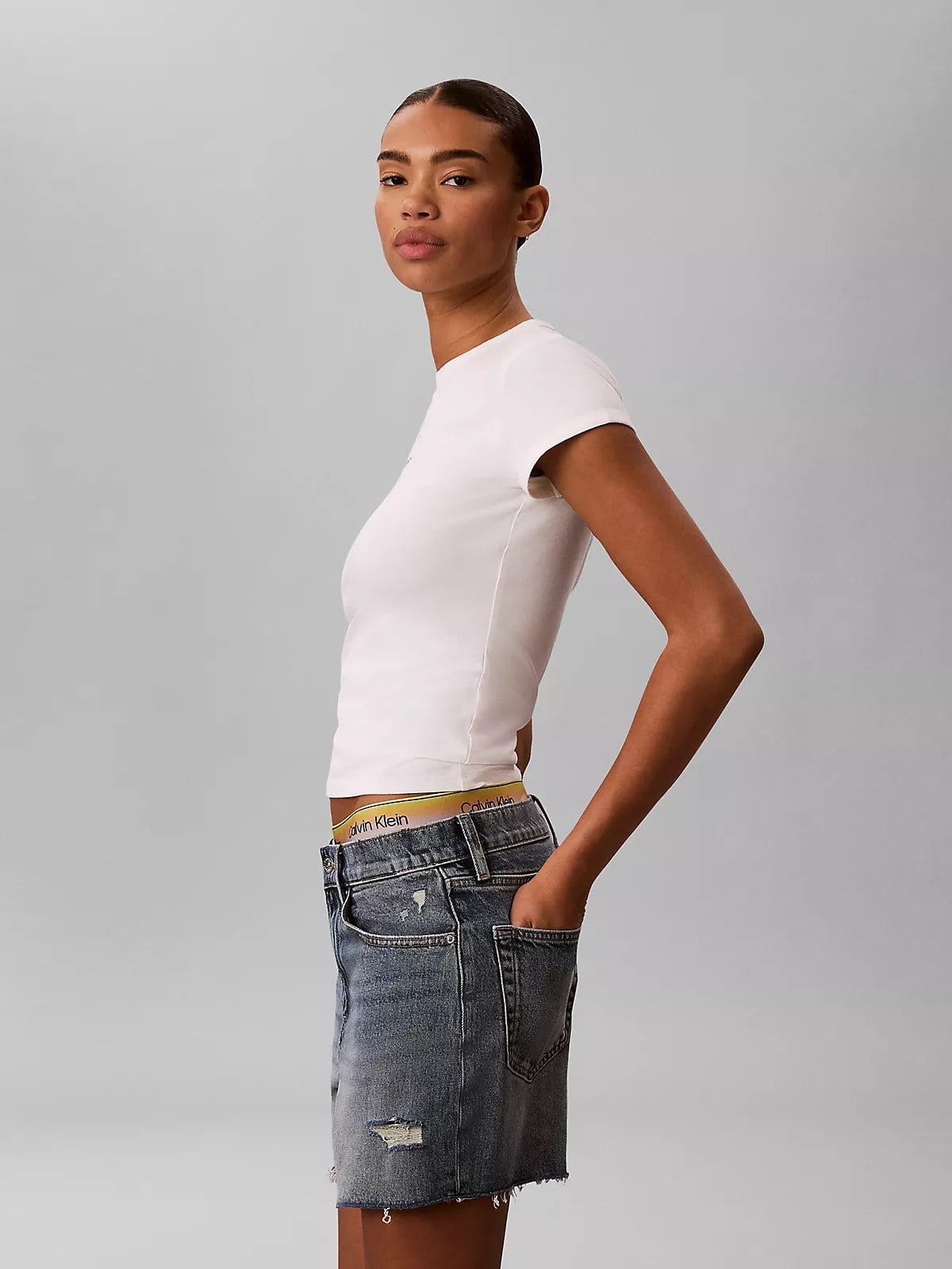 Calvin Klein Calvin Klein Kadın Slim Fit Yuvarlak Yakalı Pamuklu CK Logo Baskılı Kısa Kollu Beyaz T-Shirt LV047G832G-YAF