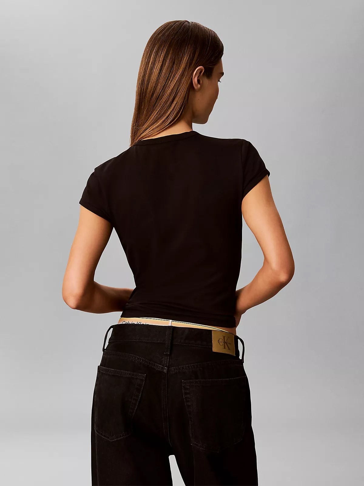 Calvin Klein Calvin Klein Kadın Slim Fit Yuvarlak Yakalı Pamuklu CK Logo Baskılı Kısa Kollu Siyah T-Shirt LV047G832G-UB1
